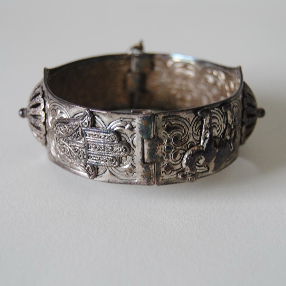 Elegant Silver Bracelet with Intricate Design - Picture 5 of 7